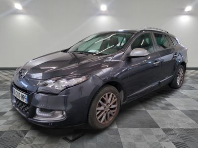 la photo d'une voiture grise garée dans un garage