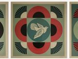 quatre images différentes d'un oiseau dans un cercle, avec un soleil en arrière-plan