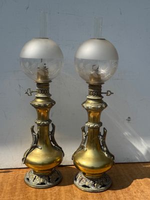 deux lampes posées sur une table en bois