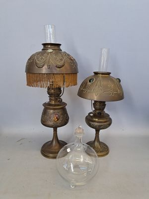 deux lampes placées l'une à côté de l'autre sur une table