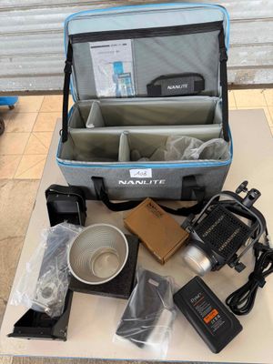 une valise contenant un appareil photo et d'autres objets, posée sur la table