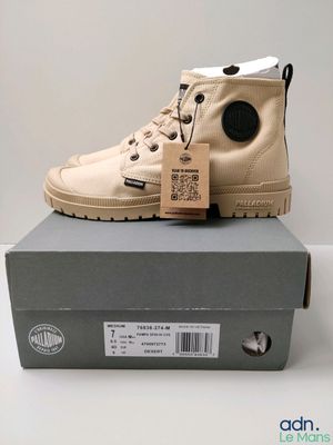 la boîte est vide et une paire de chaussures est posée dessus