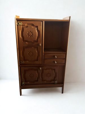une armoire en bois munie d'une porte et de tiroirs