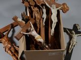 une boîte de crucifix et une croix posés sur une table