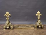paire de bougeoirs anciens français en laiton, ornés de fleurs de lys