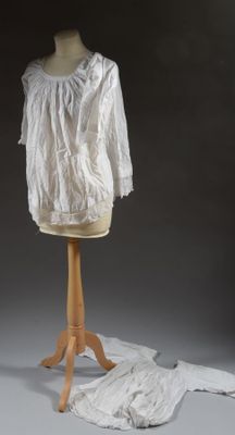 Paire de surplis d'enfant de choeur en coton blanc, le bas i…