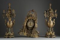 GARNITURE en bronze composée d'une pendule et d'une paire de…