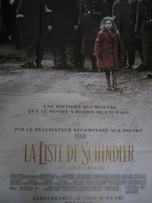affiche de film française représentant une petite fille en manteau rouge debout devant un groupe de soldats