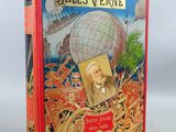 un vieux livre avec l'image d'un homme dessus