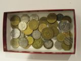 une boîte remplie de pièces de monnaie posée sur une table