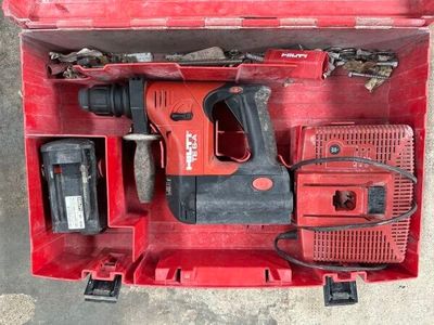 une boîte à outils rouge avec des outils sur le sol