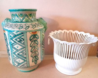 Lot comprenant Cache pot fabriqué signé Jules Moreau pour la faienceri