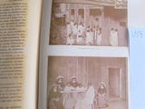 un livre ouvert contenant des photos de femmes et d'enfants