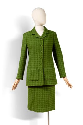 une photo d'un mannequin portant un tailleur-jupe vert