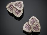 une paire de boucles d'oreilles en saphir rose et diamant