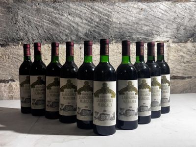 plusieurs bouteilles de vin sont alignées sur une table