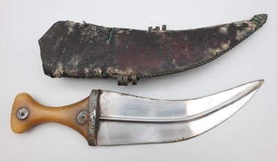un couteau posé sur un morceau de bois