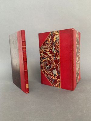 deux livres posés côte à côte sur une table