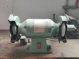 une machine posée sur une table