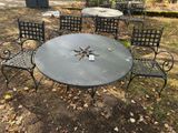 une table et des chaises installées dehors, dans l'herbe
