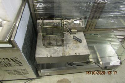 une image d'une friteuse commerciale dans une cuisine commerciale