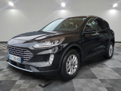 Une Ford Escape noire est garée dans une pièce au sol carrelé.