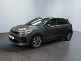 Une voiture grise est garée dans une pièce aux murs blancs.