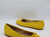 une paire de chaussures jaunes pour femme sur fond blanc
