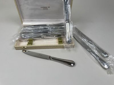 une boîte contenant une paire de ciseaux et un couteau