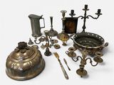 un grand nombre d'objets anciens posés sur une table