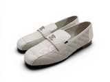 Ce mocassin blanc est en cuir et présente un motif matelassé.