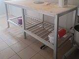 un îlot de cuisine équipé d'un évier et d'une poubelle