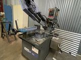 une machine qui se trouve dans un garage
