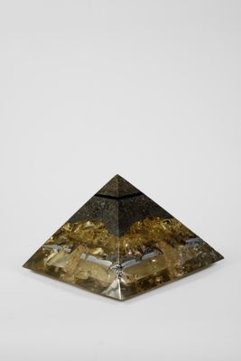 une petite pyramide surmontée d'une feuille d'or