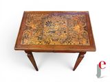 une petite table en bois ornée d'un motif floral