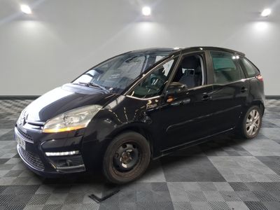 la photo d'une voiture noire garée dans un garage