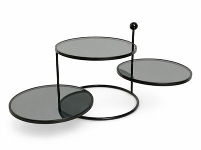 trois tables en verre noir avec des pieds noirs sur fond blanc