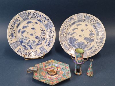 deux assiettes bleues et blanches, un bougeoir et un bougeoir