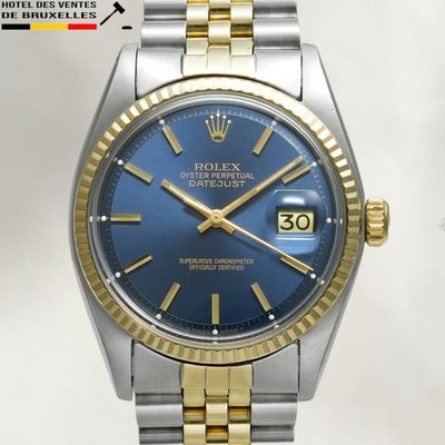 une photo d'une montre Rolex avec un cadran bleu et un bracelet bicolore