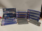 une pile de DVD posée sur une table blanche