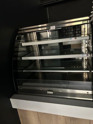 un four encastré dans le mur de la cuisine