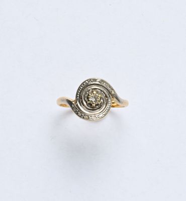 une image d'une bague en or et diamants sur fond blanc