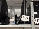de nombreux ordinateurs posés sur une étagère, avec des étiquettes de prix