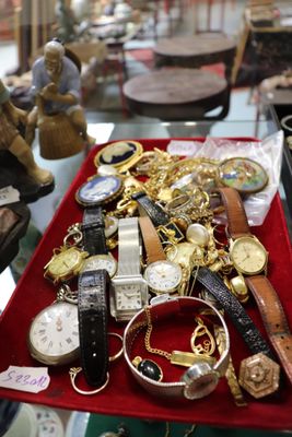 de nombreux modèles de montres exposés dans un magasin