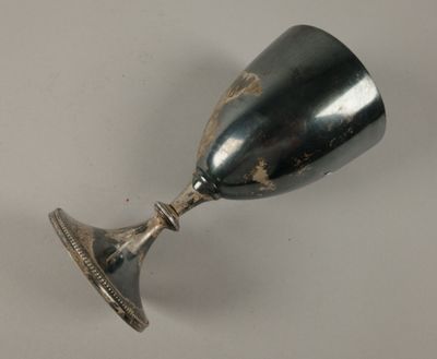 un gobelet à vin en argent posé sur une table