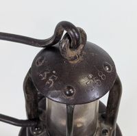 Lampe dite de "Mineur" en tôle, verre et laiton, numérotée s… (photo 2)