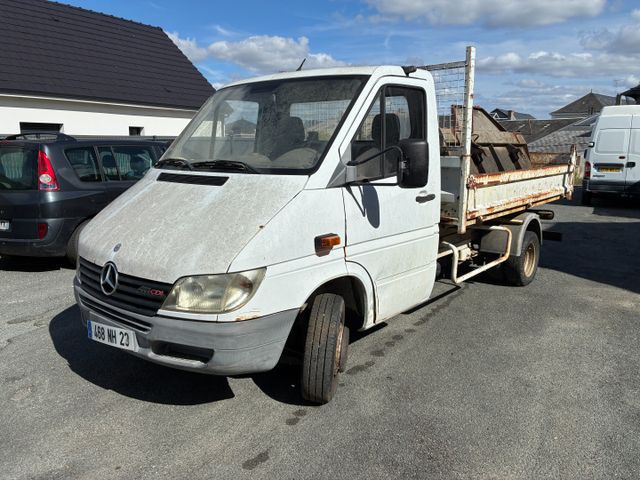 Véhicule utilitaire MERCEDES BENZ immatriculé 468-NH-23, 1ère mis