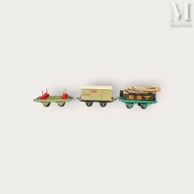 un petit train miniature avec un wagon transportant un chargement de bois