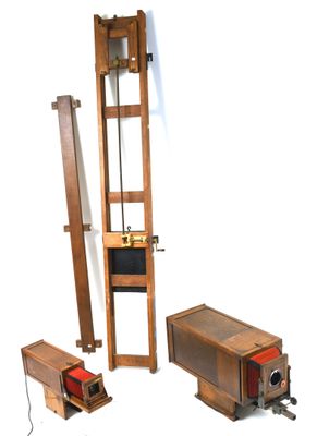 trois types de machines différents posés sur une surface blanche