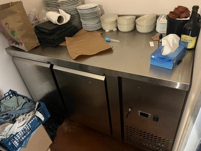un comptoir en métal sur lequel sont posées toute une série d'assiettes et de tasses